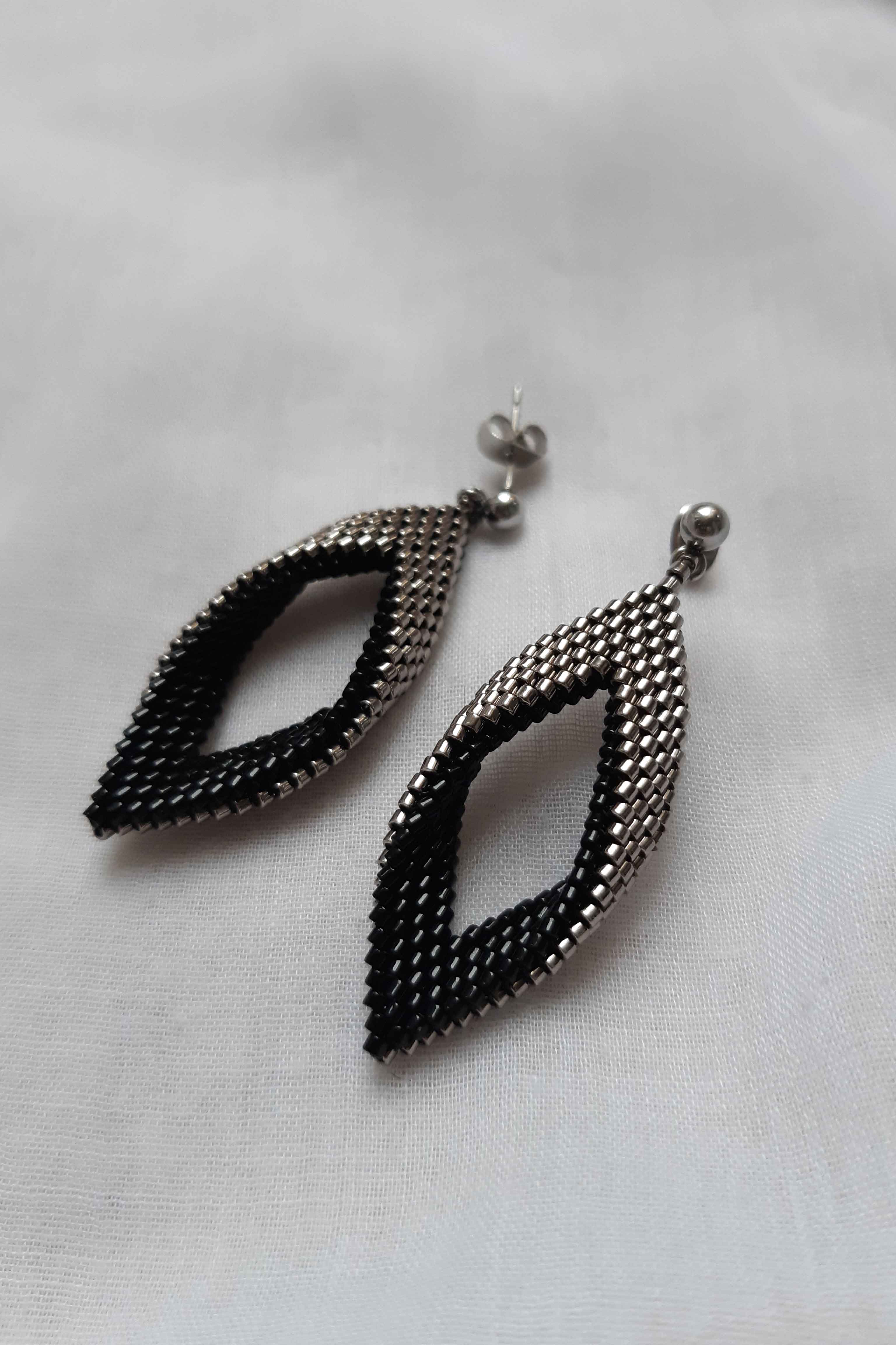 گوشواره میوکی - طرح منحنی سه بعدی - مشکی - نقره ای