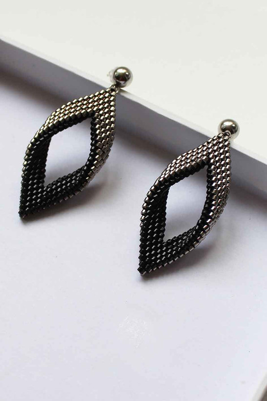 گوشواره میوکی - طرح منحنی سه بعدی - مشکی - نقره ای