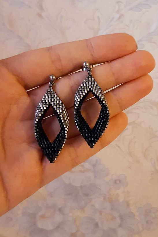 گوشواره میوکی - طرح منحنی سه بعدی - مشکی - نقره ای