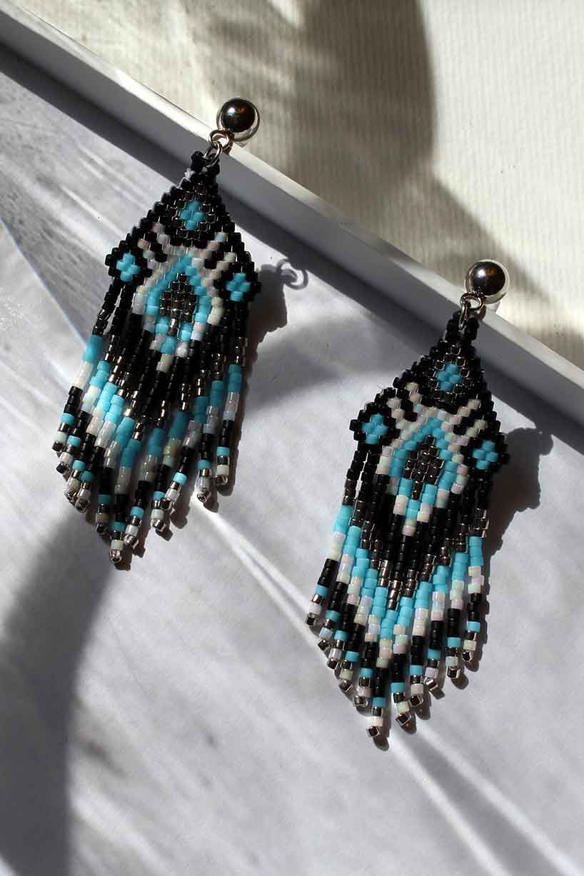 گوشواره میوکی به سبک بومیان آمریکایی - طرح هندسی - آبی - مشکی - سفید