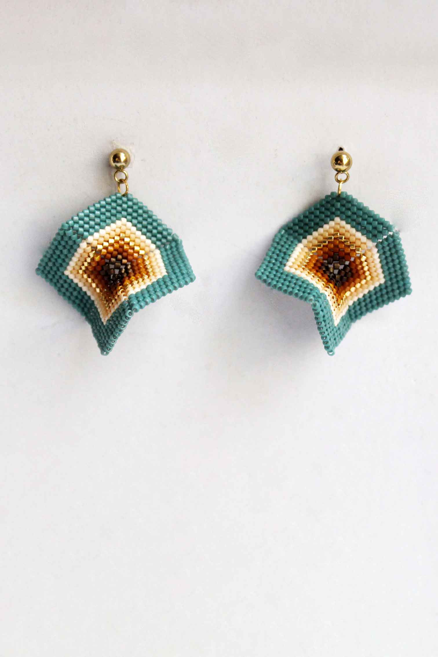 گوشواره میوکی - طرح سه‌بعدی - فیروزه‌ای با تم کرم قهوه ای