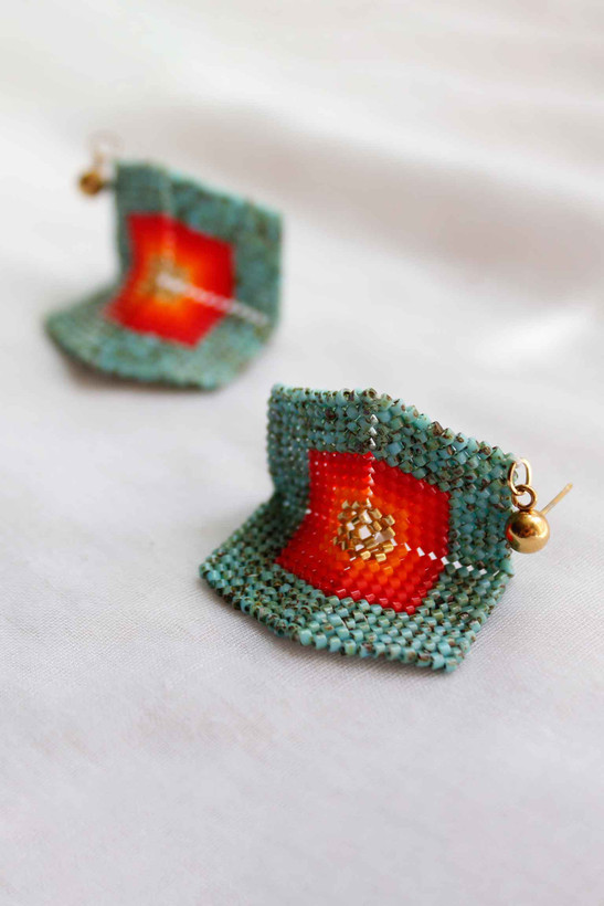 گوشواره میوکی - طرح سهبعدی - فیروزهای با تم رنگهای گرم و آتشین