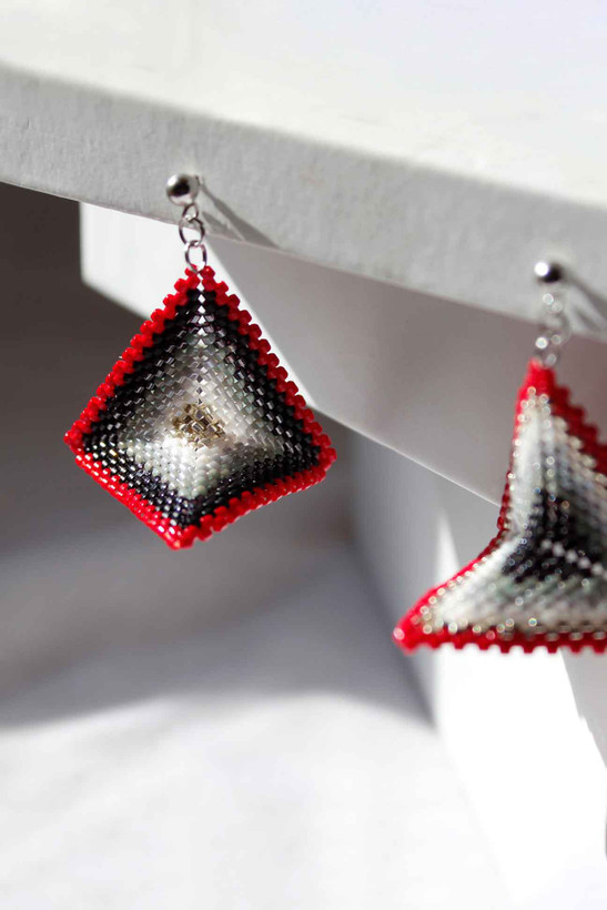 گوشواره میوکی - طرح سهبعدی - قرمز - سفید - طوسی - مشکی