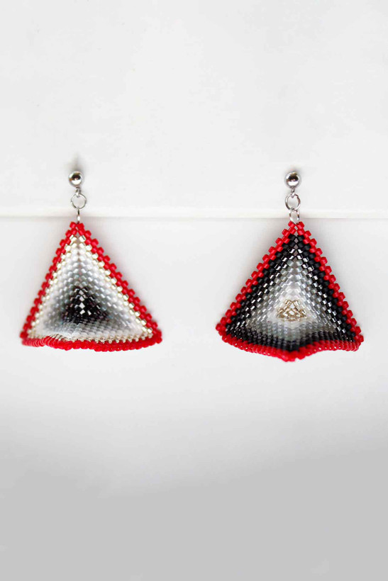 گوشواره میوکی - طرح سهبعدی - قرمز - سفید - طوسی - مشکی