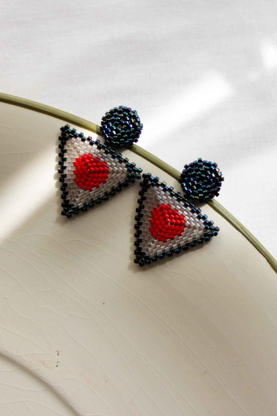 گوشواره میوکی - طرح دو مثلث - سرمه ای متالیک - بژ - قرمز