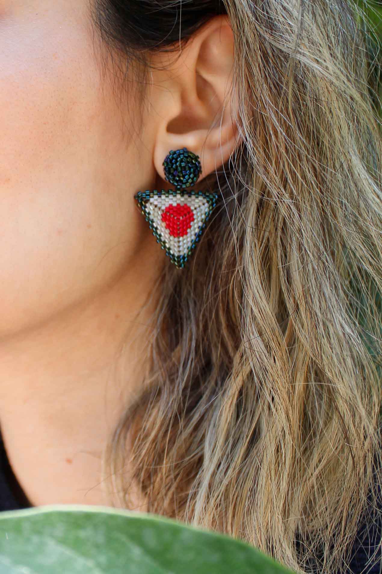 گوشواره میوکی - طرح دو مثلث - سرمه ای متالیک - بژ - قرمز