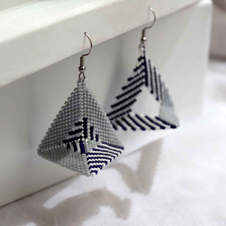 گوشواره میوکی - طرح سهبعدی - طوسی متالیک - سرمه ای - سفید