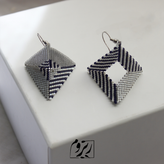 گوشواره میوکی - طرح سهبعدی - طوسی متالیک - سرمه ای - سفید