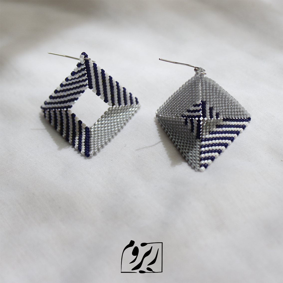 گوشواره میوکی - طرح سه‌بعدی - طوسی متالیک - سرمه ای - سفید