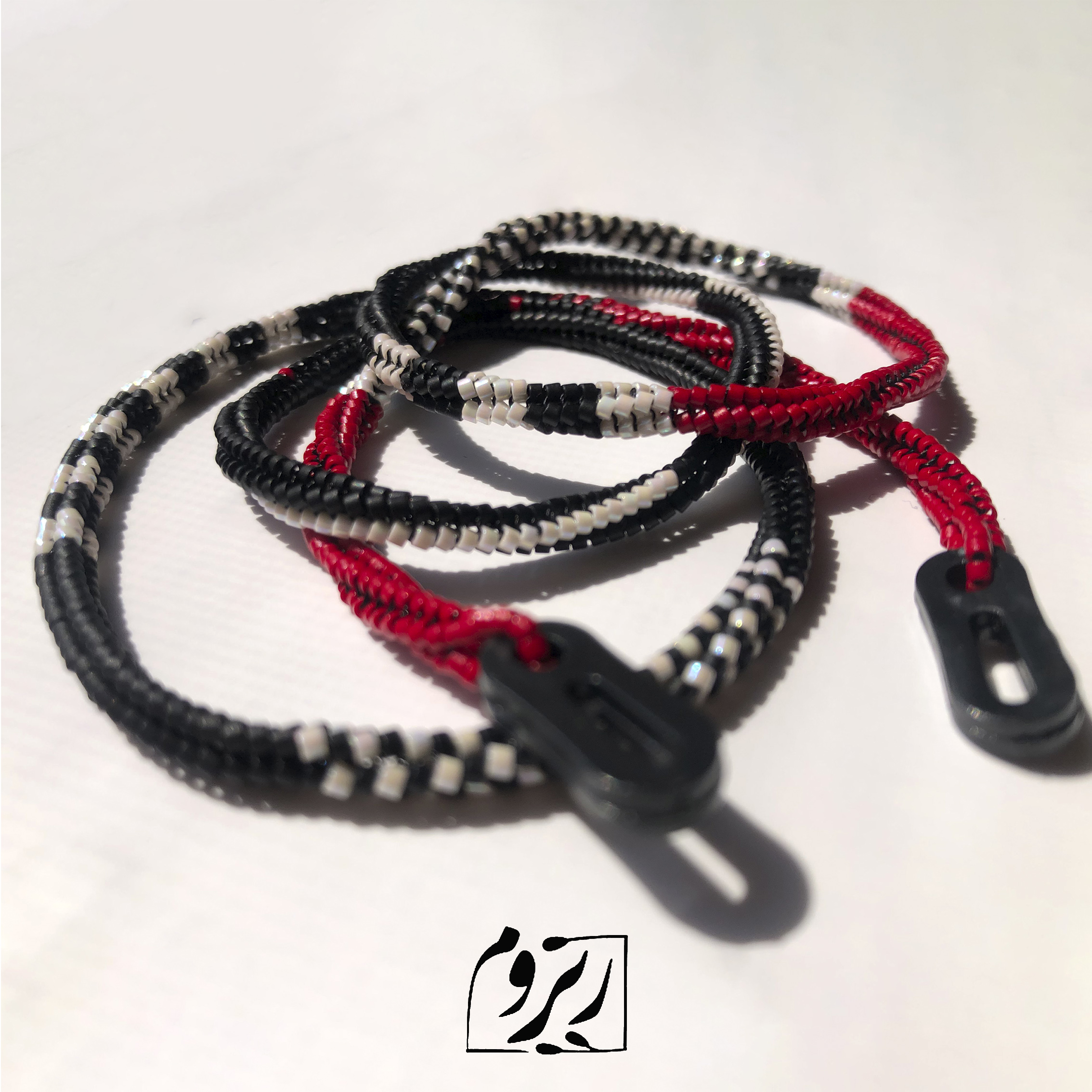 بند عینک لوله ای میوکی - مشکی - سفید - قرمز