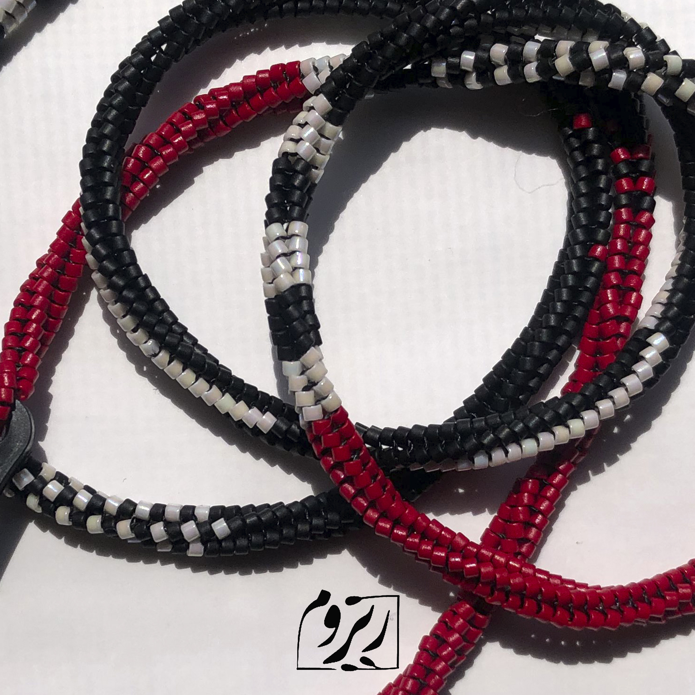 بند عینک لوله ای میوکی - مشکی - سفید - قرمز